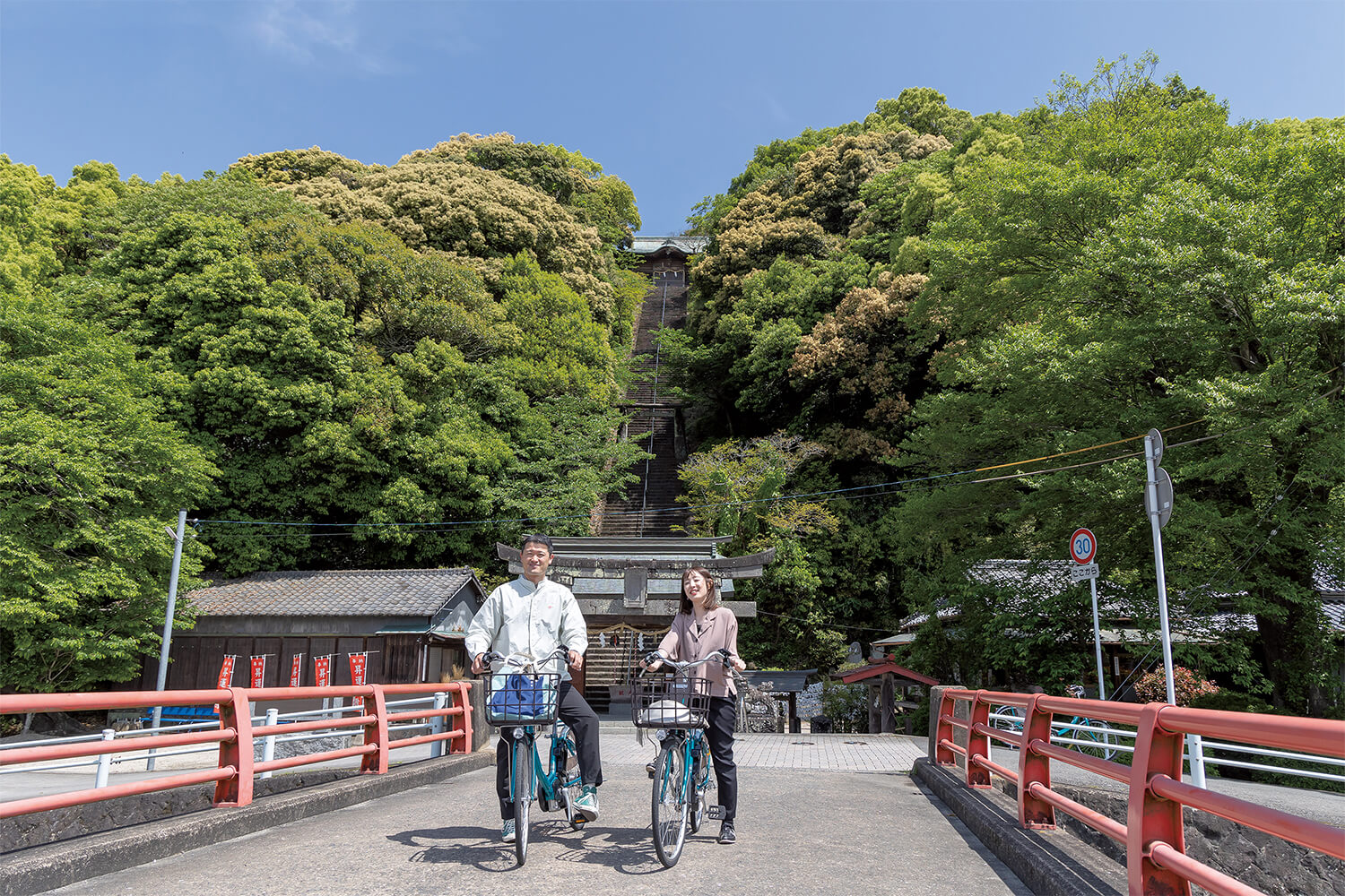 須賀神社の前で自転車に乗って撮影しました。青空がでてとてもいい気持ちでした。PHOTO/須賀神社