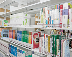 西九州大学附属図書館の本棚